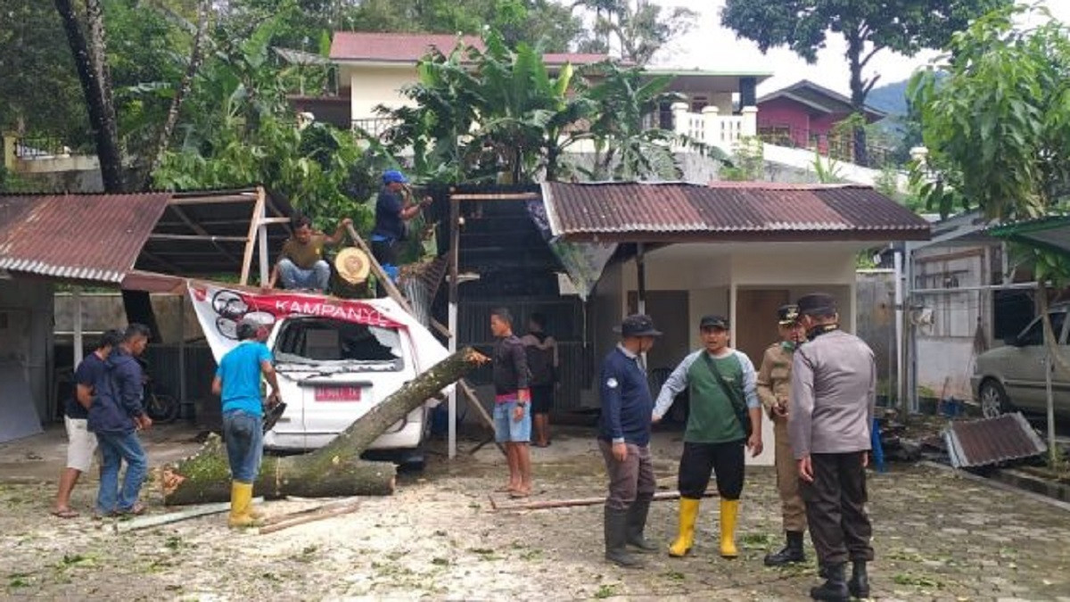 Pohon Tumbang Timpa Ambulan Puskesmas Pasa Ahad, Tanjung Raya Kabupaten Agam