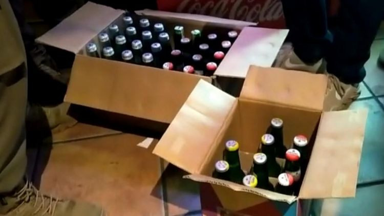 Puluhan Botol Minuman Beralkohol Disita Satpol PP Padang dari Sebuah Sarana Bilyar