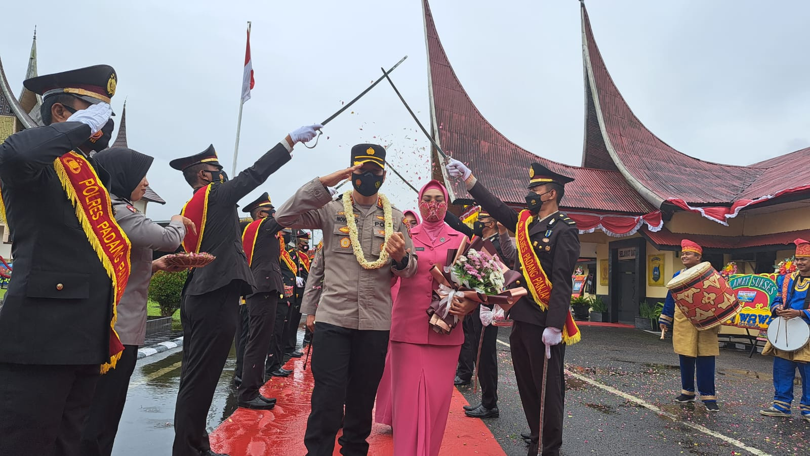 Pedang Pora dan Gerimis Lepas Kepindahan AKBP Taryono Novianto dari Polres Padang Panjang