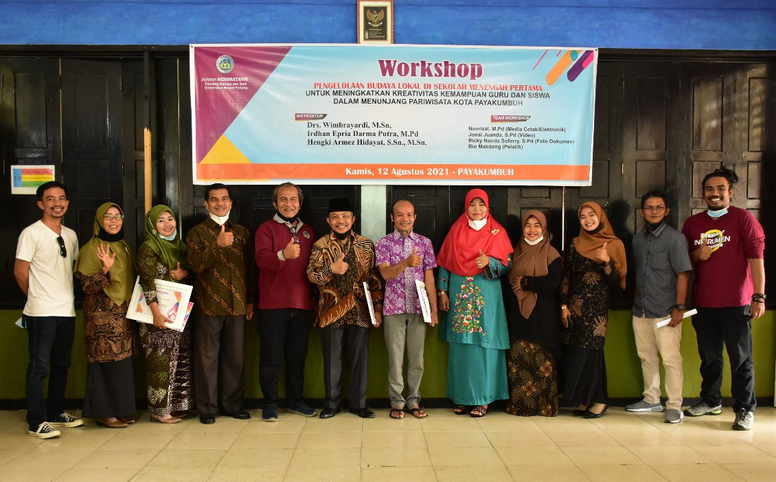 Peduli Budaya Lokal, PKM Sendratasik Latih Siswa SMP di Payakumbuh Permainan Alu Sikatuntuang