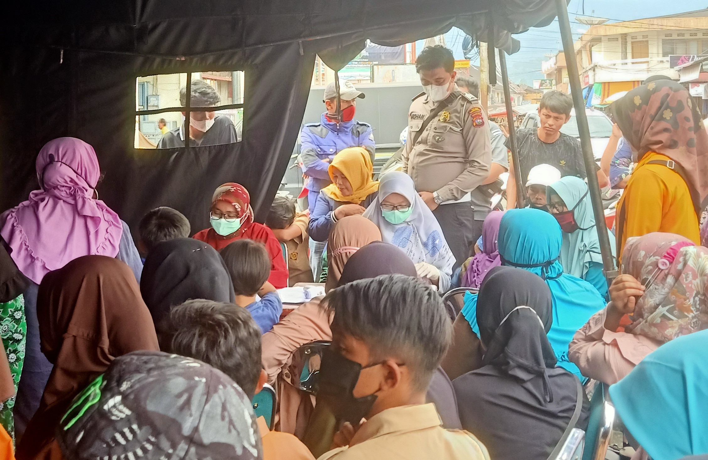 Vaksinasi di Padang Panjang, Dinkes, Polres, dan TNI Cari Warga yang Belum Divaksin