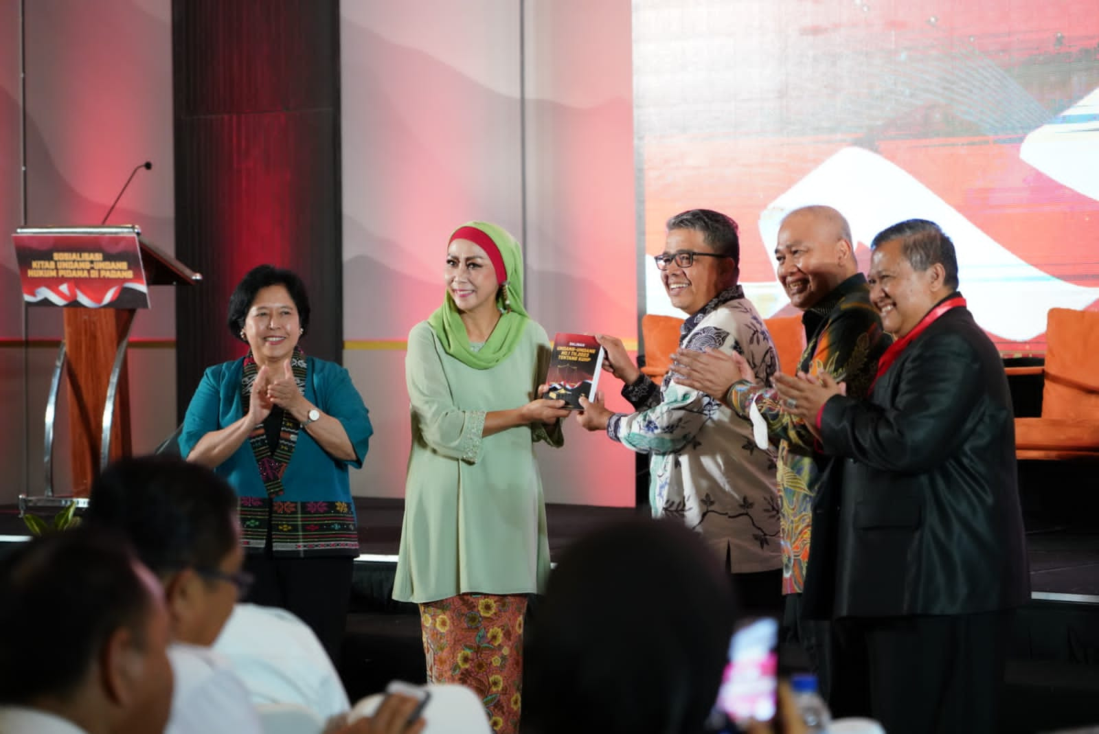 Mahupiki dan FH Unand Gelar Acara Sosialisasi KUHP Baru di Kota Padang