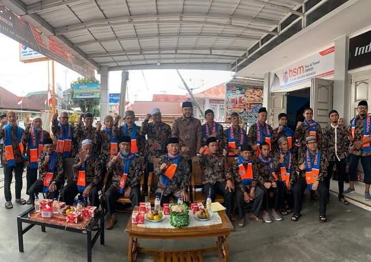 Keberangkatan 95 Jemaah Umrah BSM Dilepas Wali Kota Padang Panjang