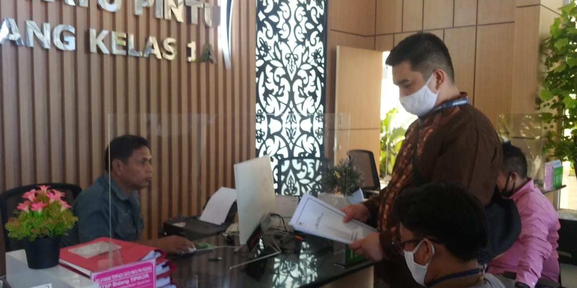 KPK Serahkan Berkas Dugaan Suap Muzni Zakaria ke PN Tipikor Padang