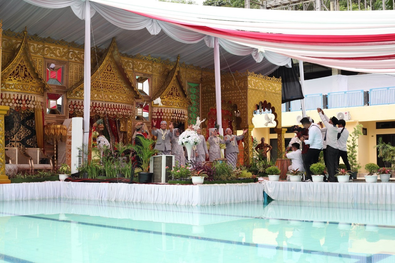Baralek Gadang, Pesta Pernikahan Putri Syahrial Bakhtiar Digelar di Pelaminan Terapung