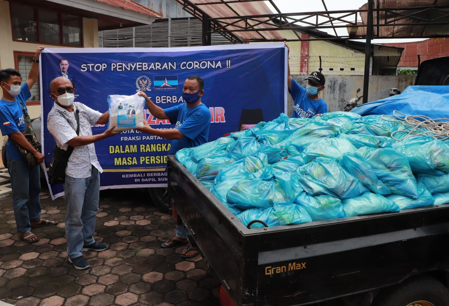 Darizal Basir Peduli Rakyat, Salurkan Ribuan Paket Sembako bagi Mereka yang Terdampak PPKM