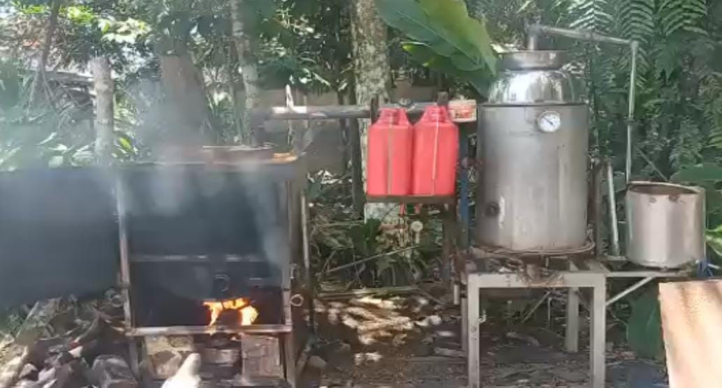 Dosen PNP Bantu Petani di Agam, Kali Ini Hibahkan Destilator Minyak Serai Wangi