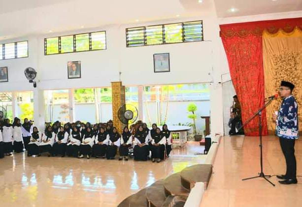 Serahkan SK PPPK kepada 426 Guru di Padang, Ini Pesan Wako Hendri Septa