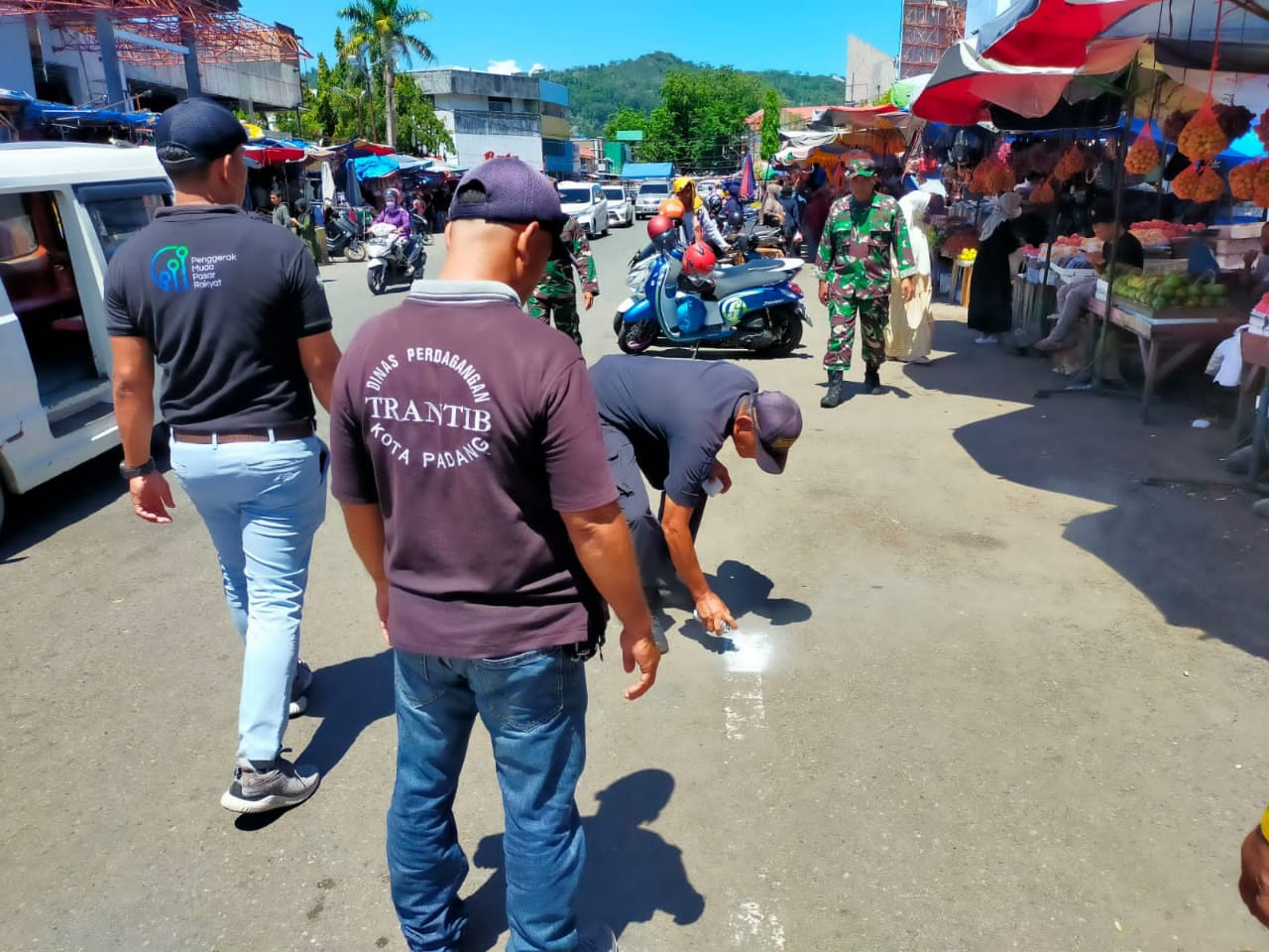 Petugas Gabungan Kembali Tertibkan PKL \"Madar\" di Pasar Raya Padang