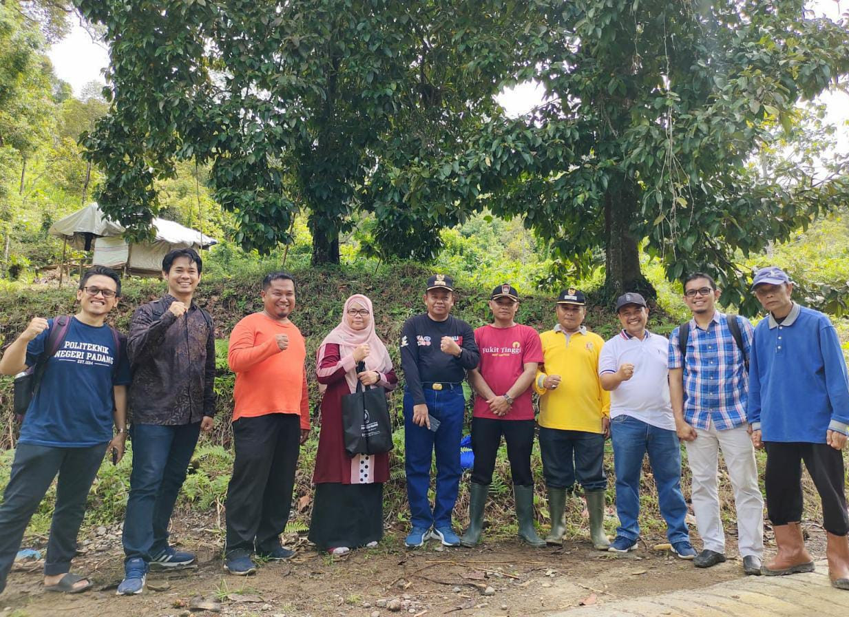 Mahasiswa dan Dosen TI PNP Bersinergi Digitalisasi Agrowisata Kampung Manggis