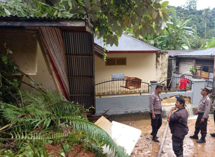Longsor Timbun Bangunan PAUD hingga Tutup Akses Jalan Warga di Padang