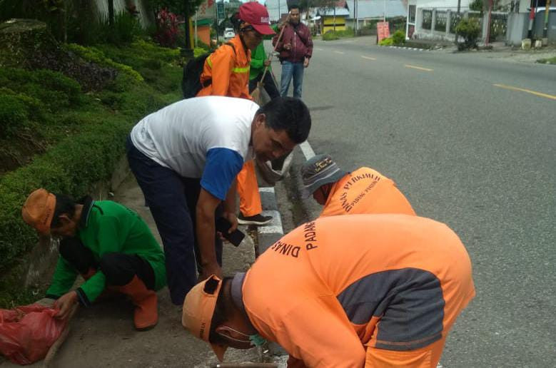 Pasukan Oranye Bersihkan Kota Padang Panjang Jelang Penilaian Adipura