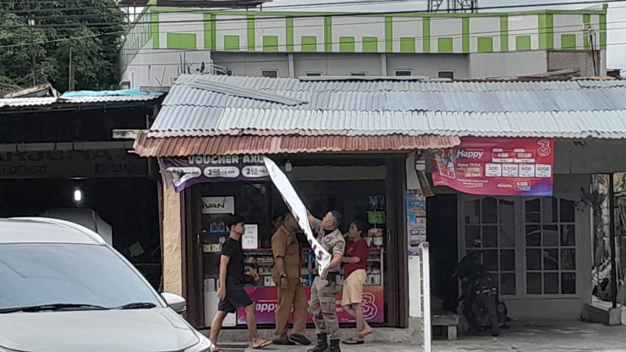 Puluhan Reklame Tak Berizin-Tak Bayar Pajak di Padang Dicopot