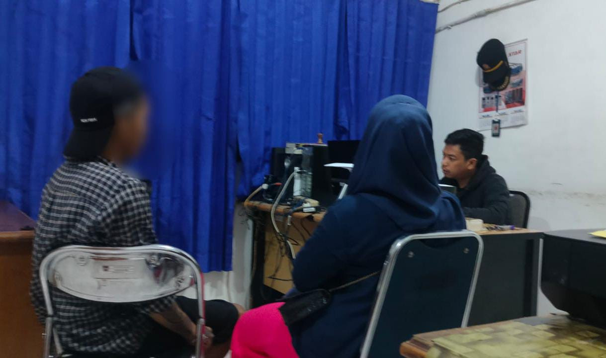 Satpol PP Ciduk Pasangan Remaja Asyik Berpelukan di Pantai Padang
