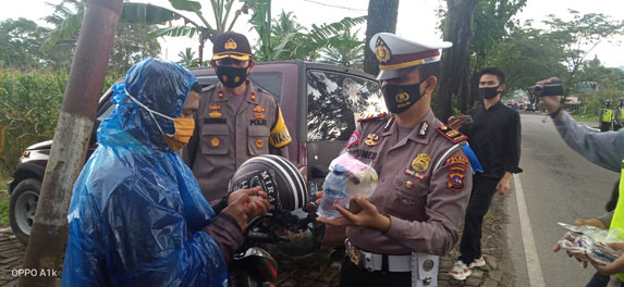 Dipimpin Wakapolres, Polisi Limapuluh Kota Bagi-bagi Takjil ke Pengendara