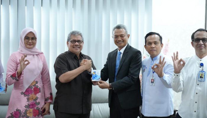 Bank Nagari Serahkan Kartu E-Toll untuk Anggota DPRD Sumbar