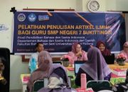 Pengabdian Masyarakat Dosen FBS UNP: Guru-guru SMPN 7 Bukittinggi Dilatih Menulis Artikel Ilmiah