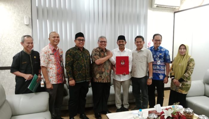 KPU Sumbar Serahkan Keputusan Pleno Penetapan Paslon Gubernur-Cagub ke DPRD