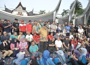 Momen Heboh Saat CFD, “Makan Durian Basamo” Bersama Warga