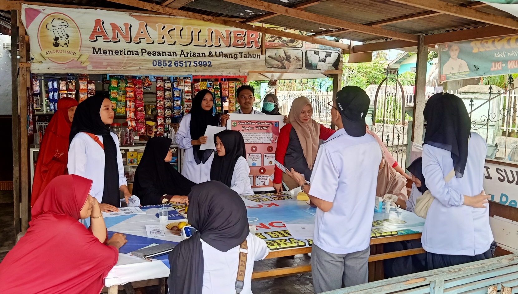 WARGA tampak antusias mendengarkan penyuluhan dari mahasiswa keperawatan Unand. RYN