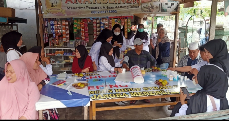 MAHASISWA Fakultas Keperawatan Unand saat menggelar pemeriksaan kesehatan gratis bagi kelompok lanjut usia (lansia) di RW III Komp. Rindang Alam, Jumat (14/2). RYN