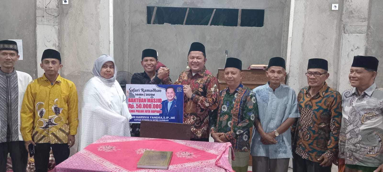 ANGGOTA DPRD Provinsi Sumatera Barat, Doni Harsiva Yandra, saat menyerahkan bantuan untuk pembangunan Masjid Baiturrahim. IST