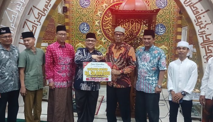 Safari Ramadhan di Masjid Darussalam, Ketua DPRD Sumbar Muhidi Ajak Jemaah Tingkatkan Iman dan Taqwa