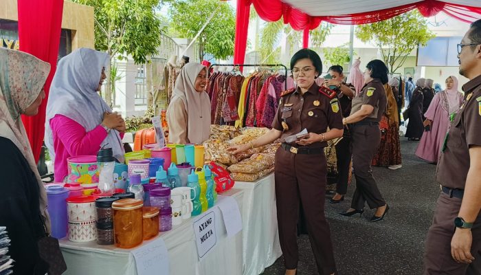 Fasilitasi Masyarakat Berbelanja Murah, Kejati Sumbar Gelar Bazar