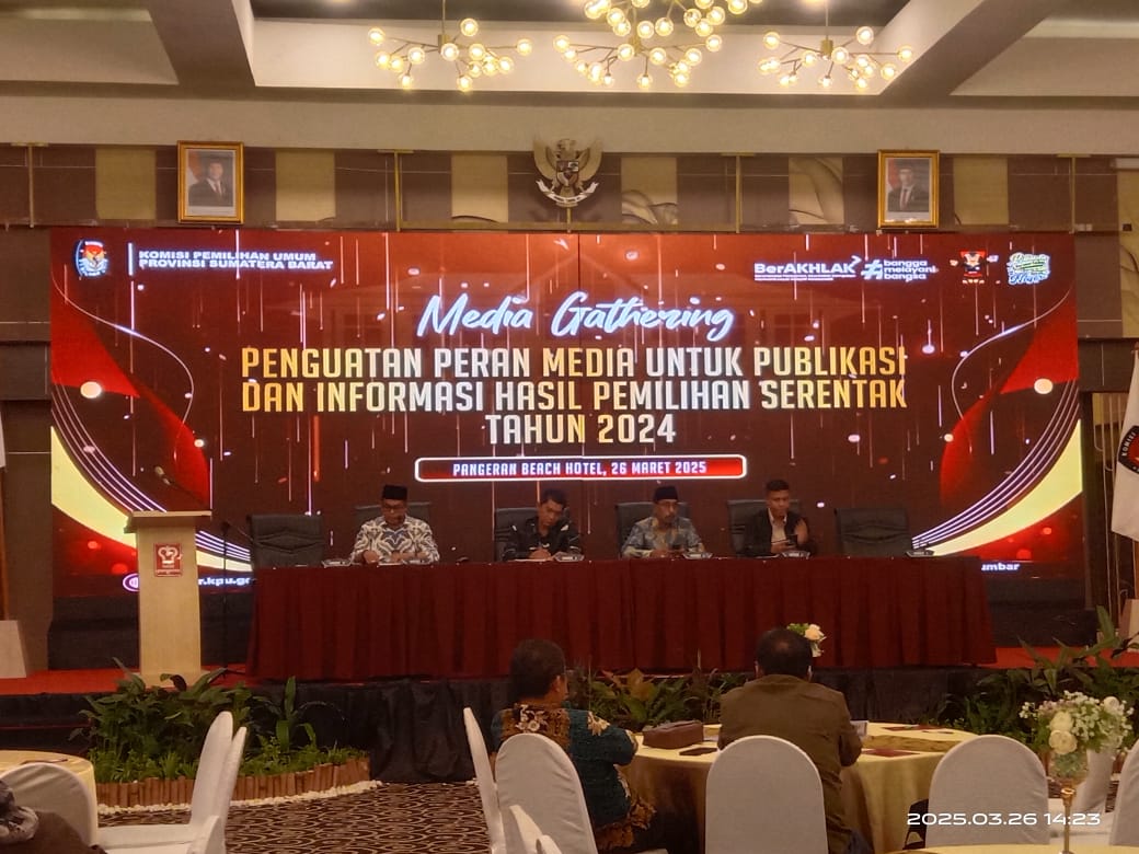 SUASANA media gathering KPU Provinsi Sumbar bersama insan pers dan KPU kabupaten/kota se-Sumbar yang digelar di Pangeran Beach Hotel Padang, Rabu (26/3). FAN