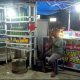 ANDI "Mak Itam" Gonzales, pedagang BBM eceran saat ditemui di warungnya di kawasan Simpang Tiga Bandar Buat di Jl. Indarung, Selasa (11/3). RYN