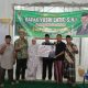 ANGGOTA DPRD Padang, Yusri Latif menyerahkan bantuan pembangunan Musala Nurul Hidayah, Kel. Binuang Kampung Dalam dalam rangkaian kegiatan safari Ramadan 1446 H, Sabtu (15/3). FAN