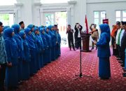Wali Kota Bukittinggi Ramlan Nurmatias Mengukuhkan Ny. Yessi Ramlan Nurmatias Ketua TP PKK Kota Bukittinggi Periode 2025-2030