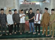 Safari Ramadan ke Masjid Tazkir Bela Negara, Wagub Vasko Serahkan Bantuan