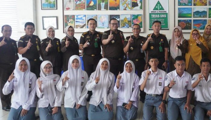 Kejati Sumbar Berikan Pemahaman Hukum kepada Siswa SMA Negeri 1 Padang