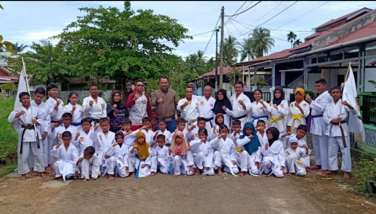 PENGURUS KSH Shokaido Sumbar, para pelatih lintas dojo karate se Kota Padang beserta karateka, foto bersama Anggota DPRD Kota Padang, Yusri Latif, S.HI usai latihan bersama di Dojo Karate Rindang Alam, Minggu (13/4). RYAN