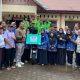 LURAH Koto Lua, Susi Purnama Sari saat menerima simbolis penyerahan bantuan becak motor dari Anggota DPRD Kota Padang, Yusri Latif, disaksikan Ketua LPS dan para Ketua RW/RT se Koto Lua, Kamis (17/4). LPS