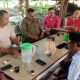 ANGGOTA DPRD Kota Padang, Yusri Latif (dua kiri), saat menerima aspirasi dari sejumlah tokoh masyarakat lintas lembaga yang ada di Kecamatan Kuranji, Kamis (27/4). RYN