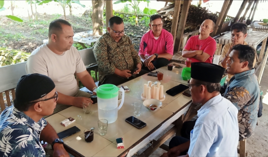 ANGGOTA DPRD Kota Padang, Yusri Latif (dua kiri), saat menerima aspirasi dari sejumlah tokoh masyarakat lintas lembaga yang ada di Kecamatan Kuranji, Kamis (27/4). RYN