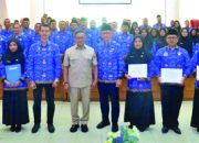 Wali Kota Bukittinggi Ramlan Nurmatias Serahkan Sertifikat Orientasi Klasikal dan Bantuan Pendidikan ASN