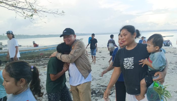 Mantan Anggota DPRD Kepulauan Mentawai Manuel Salimu Disambut Penuh Haru Warga di Tanah Kelahirannya
