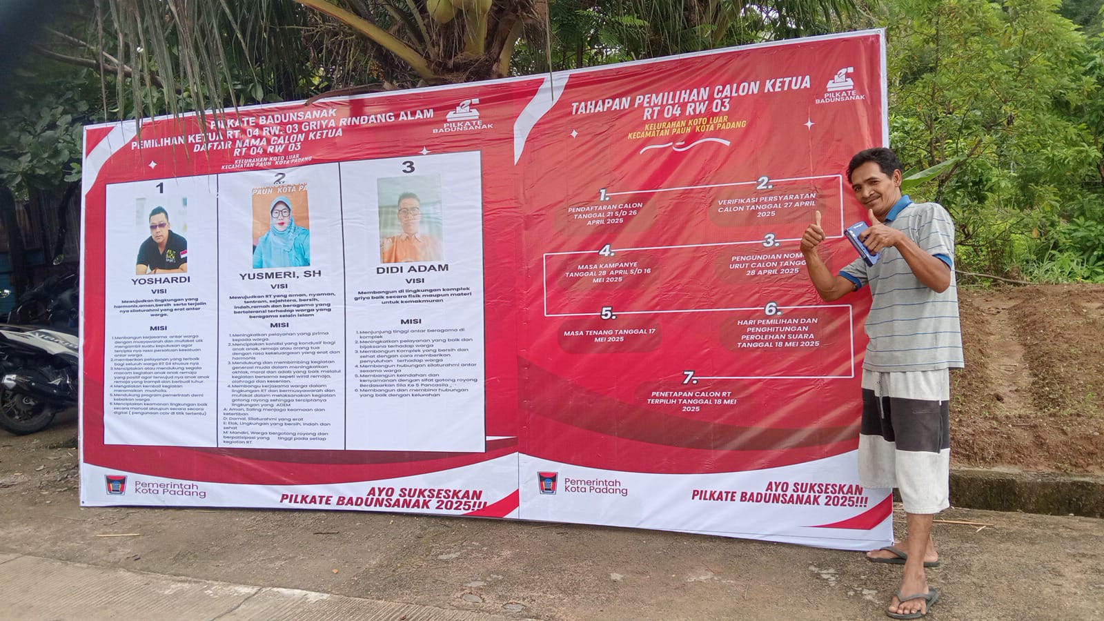 UNTUK menghidupkan semangat demokrasi, warga Komp. Rindang Alam dan Griya sepakat untuk menggelar Pilkate 04 RW 03 dengan mengadopsi sistem Pemilu. Tampak salah seorang warga, Ujang Lakon tengah berfose di depan alat peraga kampanye calon Ketua RT setempat. IST
