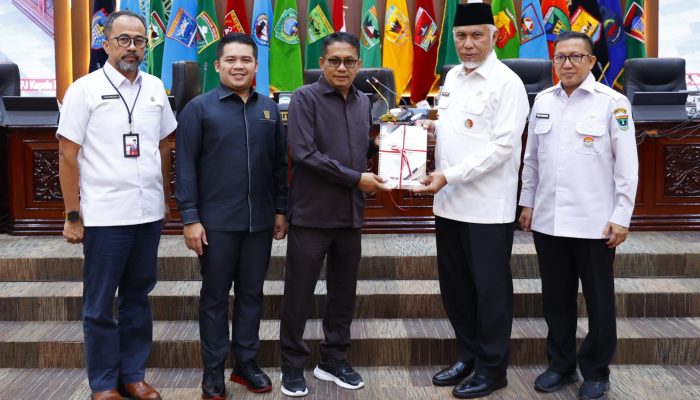 DPRD Sumbar Serahkan Rekomendasi LKPJ Kepala Daerah Tahun 2024 kepada Gubernur untuk Ditindak Lanjuti