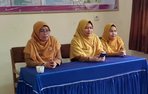 LURAH Koto Lua, Susi Purnama Sari (kiri) bersama Seklur Koto Lua, Rahmawita (tengah). IST
