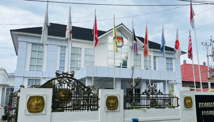 KPU Sumbar Serahkan 57 SK CPNS Formasi 2024 Sekalian Beri Pembekalan Integritas