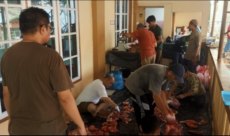 PETUGAS dan pengurus Masjid Nurul Haq melakukan proses pembagian dan penimbangan sebelum dibagikan. RYN