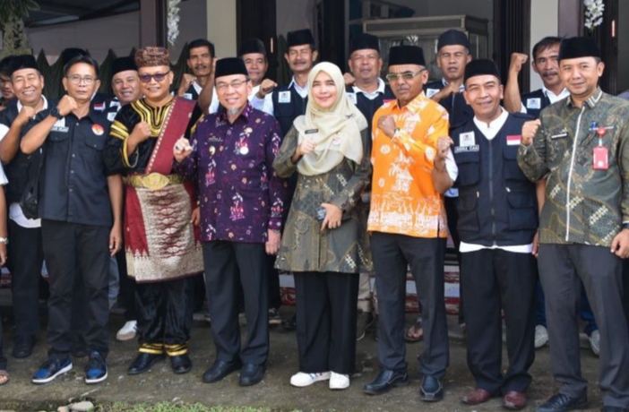 WAKIL Walikota Padang, Maigus Nasir didampingi Camat Pauh, Titin Masfetrin, Lurah Pisang, Adek Deswarman dan para Ketua RT se Kelurahan Pisang, usai penilaian lomba kelurahan berprestasi tingkat Provinsi Sumbar, Kamis (12/6). IST
