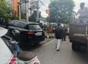 Satpol PP Padang Tertibkan Kendaraan yang Parkir di Trotoar