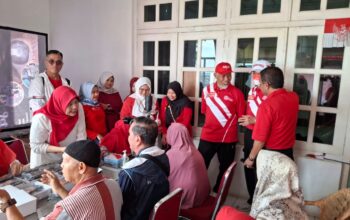 DHD 45 Sumbar Bagikan Kacamata Gatis untuk Pejuang/Veteran