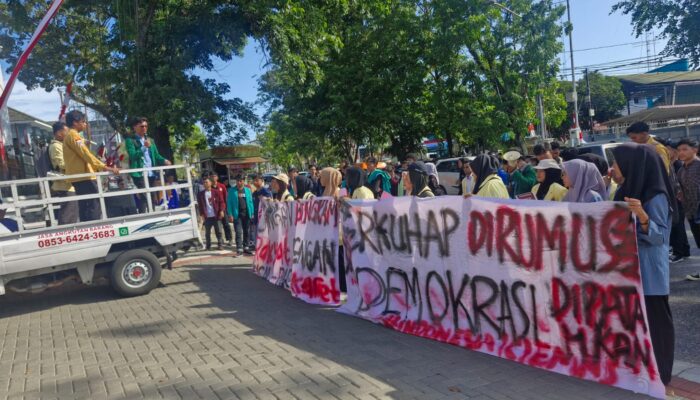 Perwakilan Aliansi BEM SB 2025 Gelar Aksi Unjuk Rasa ke DPRD Sumbar Sampaikan 12 Tuntutan