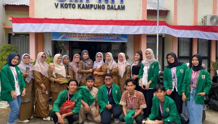 Mahasiswa KKN Unand Bagi- Bagi Hadiah Sambil Edukasi di SMPN 1 V Koto Kampung Dalam, Padang Pariaman